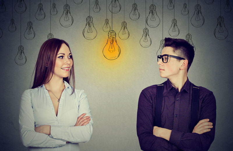 Photo d'un homme et d'une femme reflechissant autour d'un dessin d'ampoule, apprendre à se connaitre pour éviter de franchir ses limites, éviter le burnout