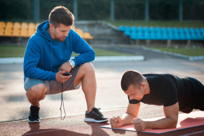 Photo d'un coach entrainant un sportif, les tests fonctionnels permettent aux employés de faire le point sur leur condition physique