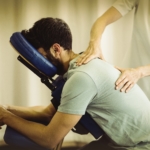 Photo d'un homme massé sur une chaise, le massage amma permet à nos collaborateurs de réduire leur niveau de stress