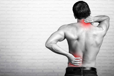 Photo illustrant les problèmes de dos d'un homme, un outil pour que nos collaborateurs puissent prévenir leurs douleurs au dos