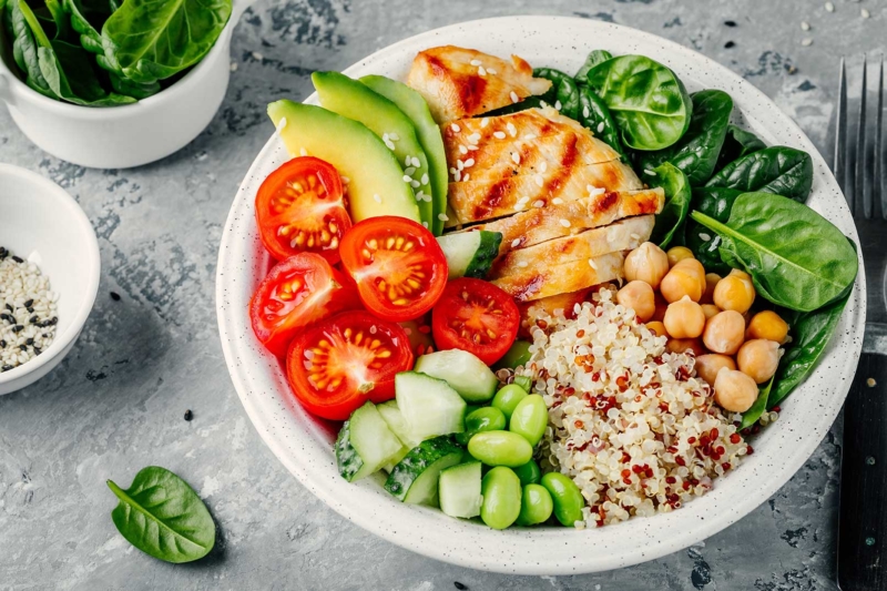Photo d'un plat equilibre compose de riz de legumes, de tomates et de viande, les employés adoptent un comportement adapté vis à vis de leur alimentation
