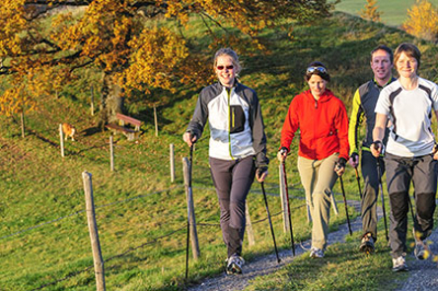 Photo d'un groupe de personnes marchant ensemble dans la montagne, la marche nordique permet d'améliorer son système cardio vasculaire
