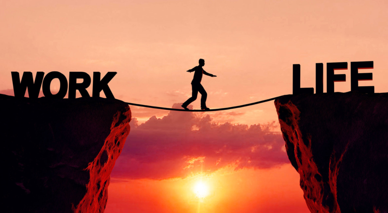 Image d'un funambule traversant entre une falaise illustrant le travail et une autre illustrant la vie, un outil pour que les employés fassent la balance entre travail et vie privée, un équilibre pour le bien-être et un mode de vie sain